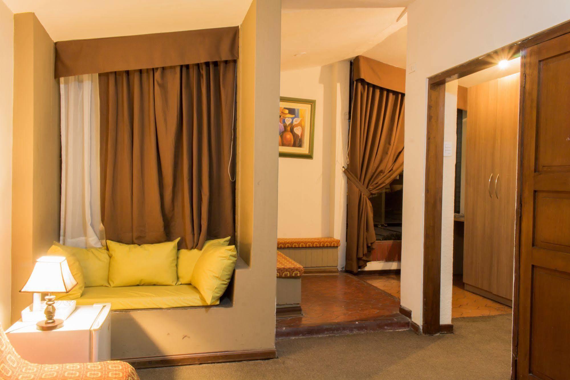 Hotel Country Trujillo Encalada Exteriér fotografie